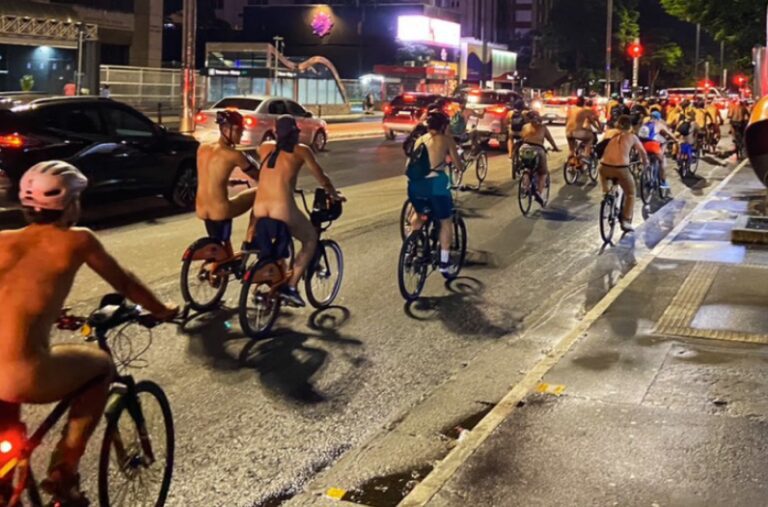 Ciclistas nus fazem manifestação na Avenida Paulista por mais segurança