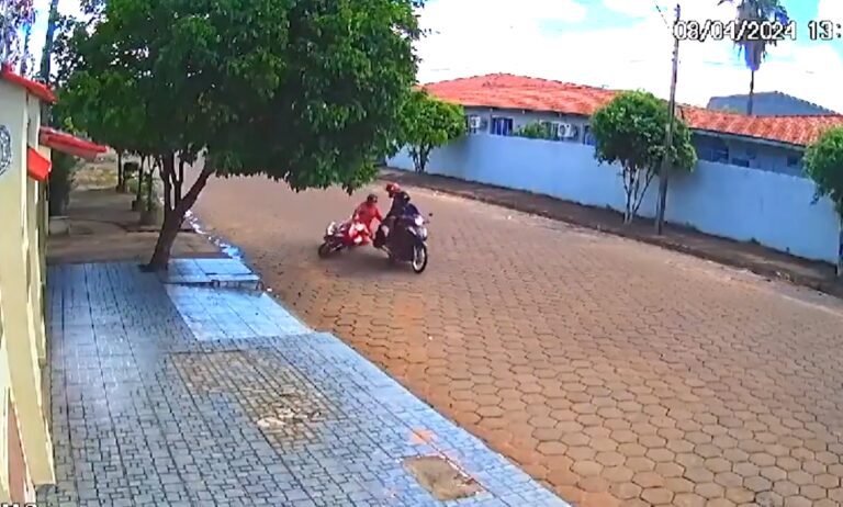 Criminosos tentam roubar bolsa e derrubam mulher de moto em movimento; veja o vídeo