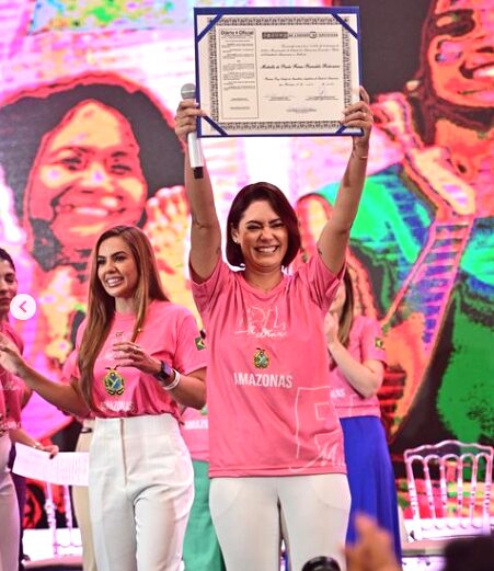 Michelle Bolsonaro recebe título de Cidadã do Amazonas de Débora Menezes; veja o vídeo